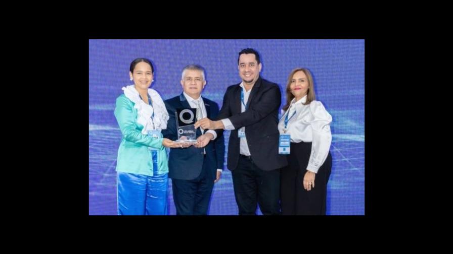 Endoscopista dominicana recibe un galardón internacional Endoscopista dominicana recibe un galardón internacional