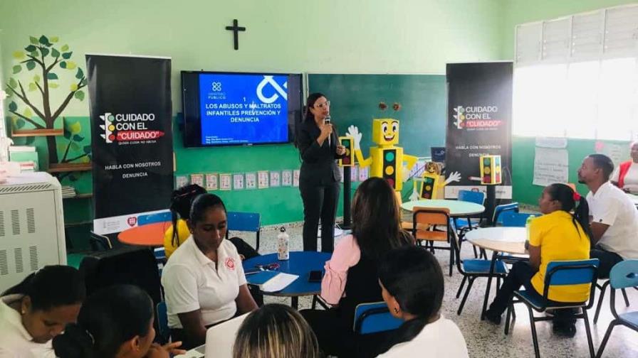 Fiscalía imparte charla sobre prevención del abuso infantil a docentes de escuela en Santiago