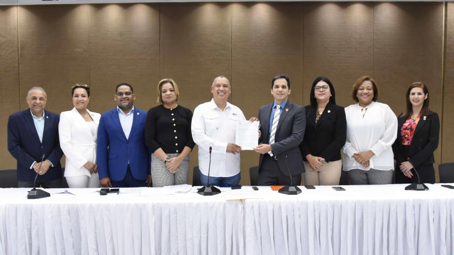 Comisión de Justicia de CD recibe directiva de Asociación de Agentes Inmobiliarios Comisión de Justicia de CD recibe directiva de Asociación de Agentes Inmobiliarios