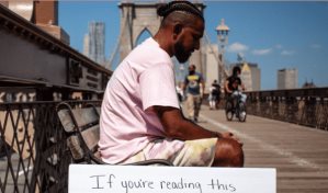 Dominicano se hace viral por abordar salud mental con carteles motivacionales en el puente de Brooklyn