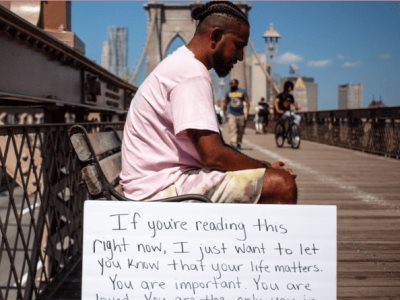 José Cruz alza carteles para abordar salud mental en NY