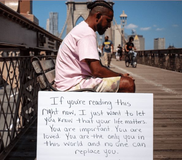 Dominicano se hace viral por abordar salud mental con carteles motivacionales en el puente de Brooklyn