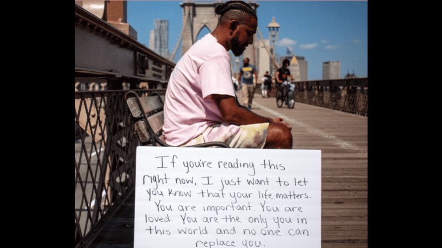 Dominicano se hace viral por abordar salud mental con carteles motivacionales en el puente de Brooklyn