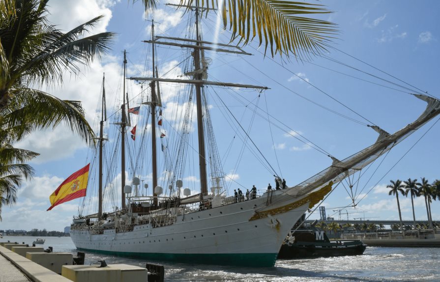 El buque escuela español Juan Sebastián Elcano arriba al puerto de Pensacola en Florida