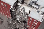 Los bomberos buscan a posibles personas atrapadas tras el colapso de un edificio en Iowa