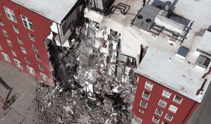 Los bomberos buscan a posibles personas atrapadas tras el colapso de un edificio en Iowa