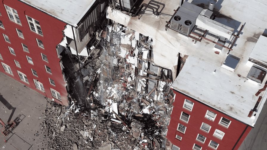 Los bomberos buscan a posibles personas atrapadas tras el colapso de un edificio en Iowa