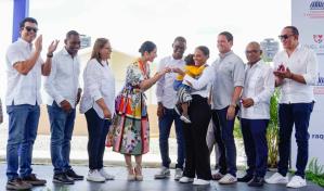 Raquel Arbaje entrega 48 viviendas a familias de escasos recursos de Las Matas de Farfán