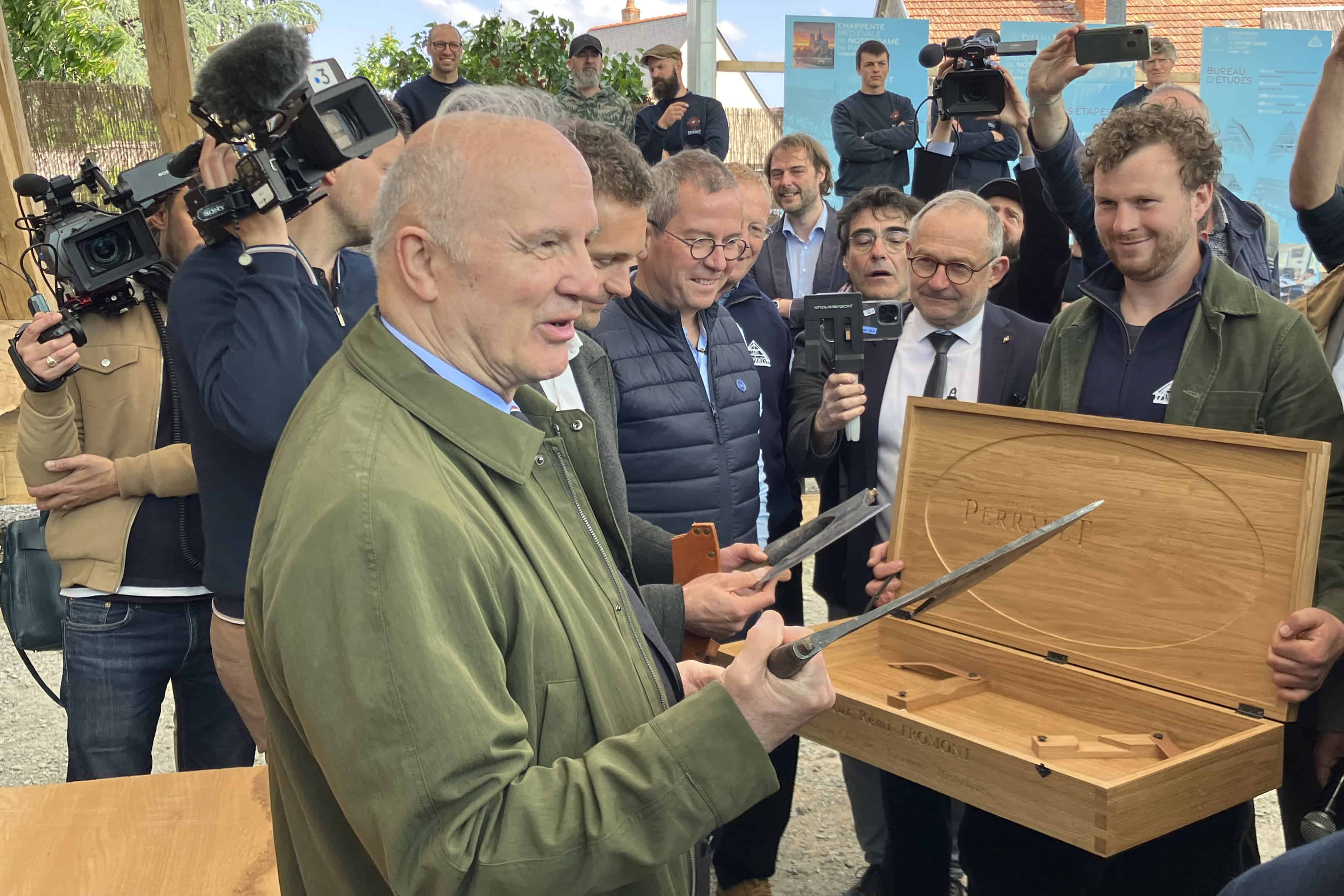 Jean-Louis Georgelin, un general retirado del ejército francés que supervisa la reconstrucción de la catedral de Notre Dame, en París, sostiene una herramienta utilizada en el tejado del monumento, el 25 de mayo de 2023, cerca de Angers, en el oeste de Francia.