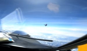 Un caza chino maniobró de manera no profesional cerca de un avión de EE.UU.