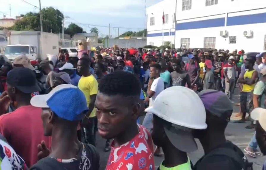 Cientos de haitianos trataron de entrar al país por Dajabón con documentos vencidos