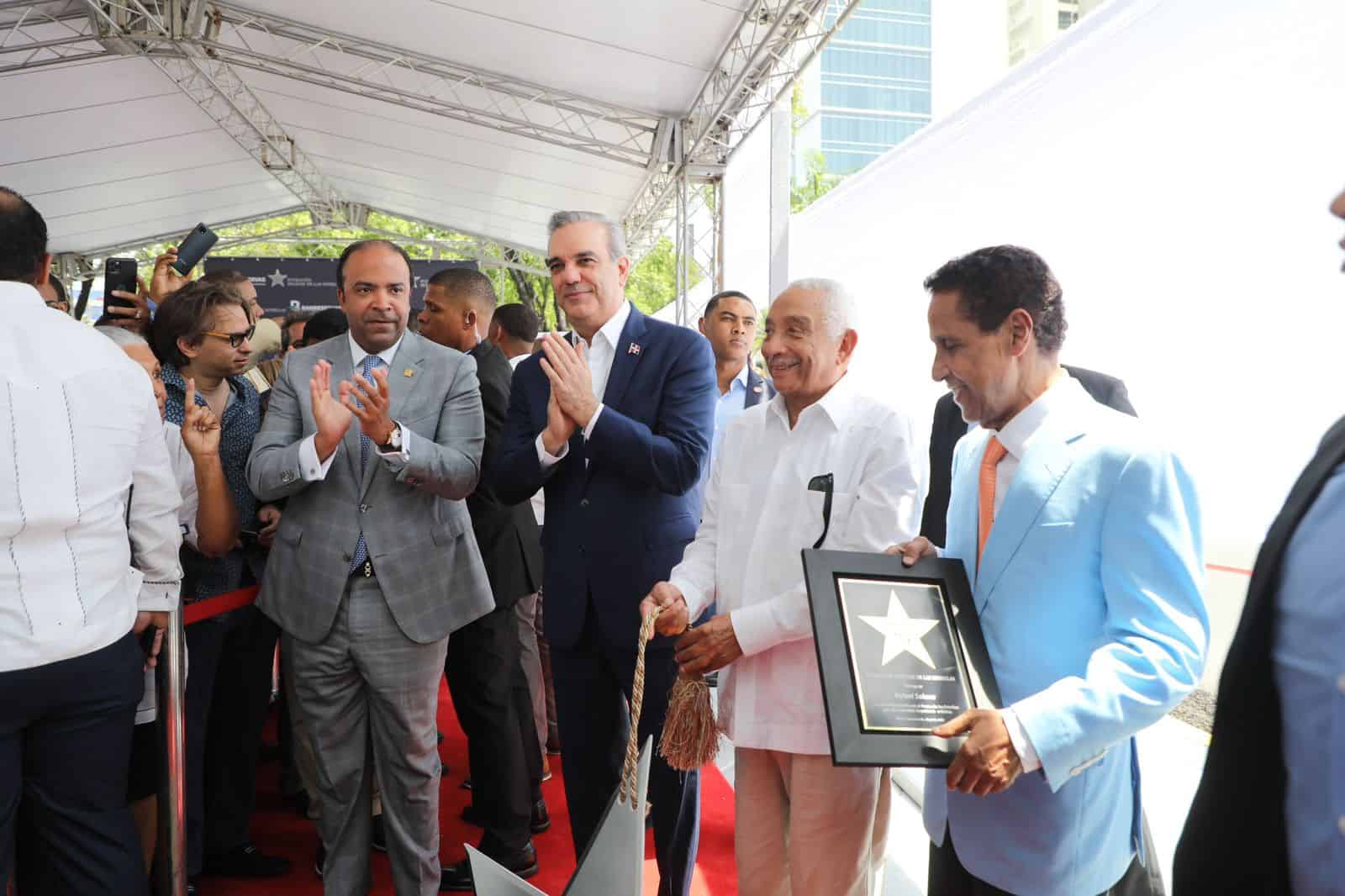 El presidente Luis Abinader en el homenaje a Rafael Solano. Le acompañan Carlos Batista Matos y Samuel Pereyra.