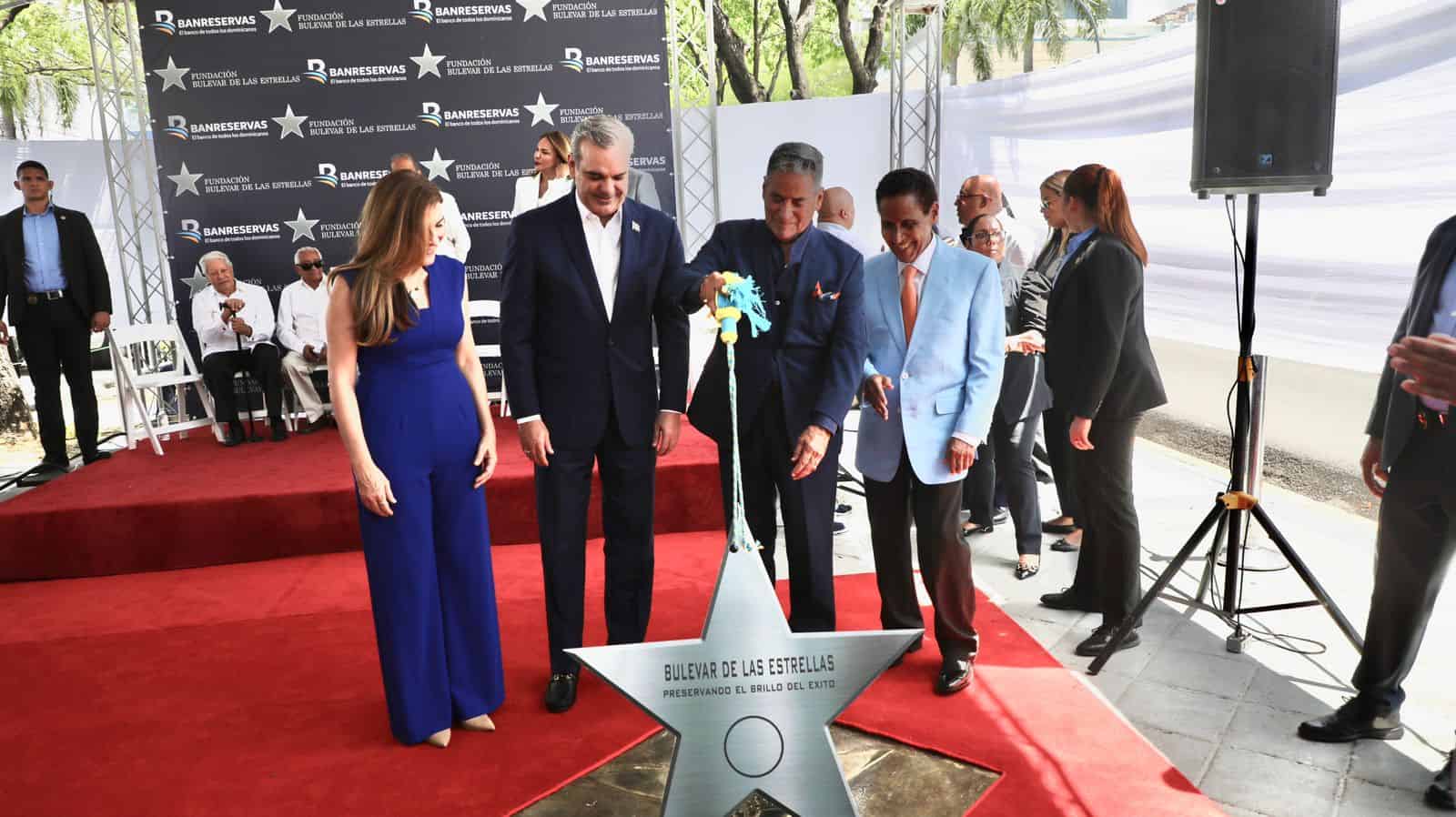 El presidente Luis Abinader en el homenaje al artista Niní Cáffaro. Le acompañan la alcaldesa Carolina Mejía y el periodista Carlos Batista Matos.