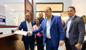 Interponen acción de amparo contra construcción de muro en autopista San Isidro