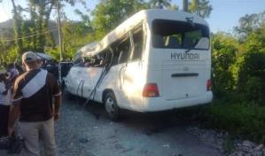 &iexcl;Tragedia! Al menos dos muertos y varios heridos tras choque entre autob&uacute;s escolar y patana en Hato Mayor