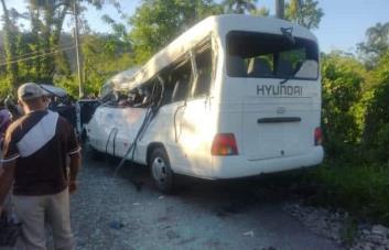 ¡Tragedia! Al menos dos muertos y varios heridos tras choque entre autobús escolar y patana en Hato Mayor