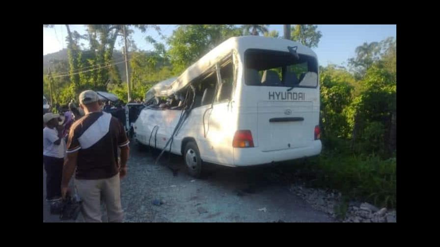 ¡Tragedia! Al menos dos muertos y varios heridos tras choque entre autobús escolar y patana en Hato Mayor