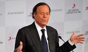 Julio Iglesias dice a Hola que todo se va a aclarar y su entorno cercano niega los hechos