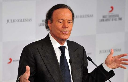 Julio Iglesias dice a Hola que todo se va a aclarar y su entorno cercano niega los hechos