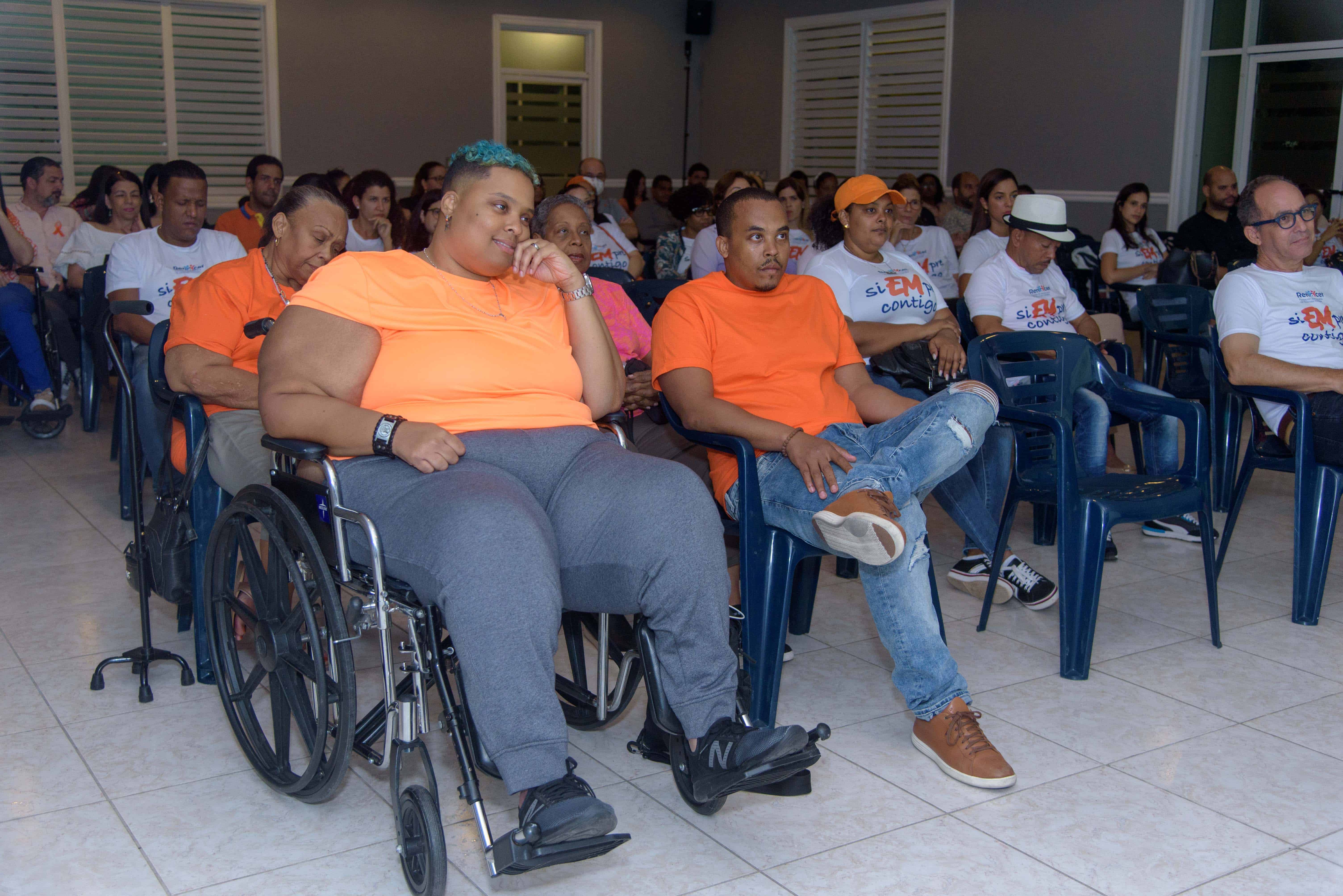 El salón estuvo lleno de participantes con la condición de salud.