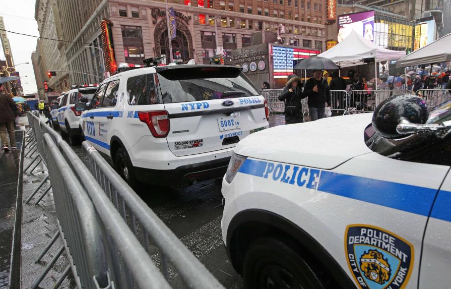 Agente de NY critica uso de tarjetas de cortesía dadas a policías para evitar multas