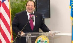 DeSantis suspende a alcalde de Florida que fue detenido por mentir sobre su lugar de residencia