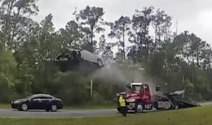Como en película de Hollywood, auto sale volando tras subir por rampa de una grúa