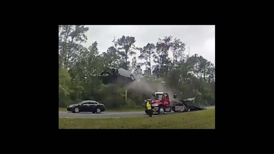 Como en película de Hollywood, auto sale volando tras subir por rampa de una grúa Como en película de Hollywood, auto sale volando tras subir por rampa de una grúa