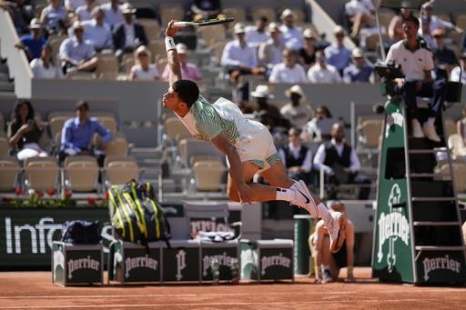 Carlos Alcaraz sobrevive susto en Roland Garros