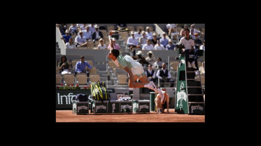 Alcaraz sobrevive susto en Roland Garros Alcaraz sobrevive susto en Roland Garros