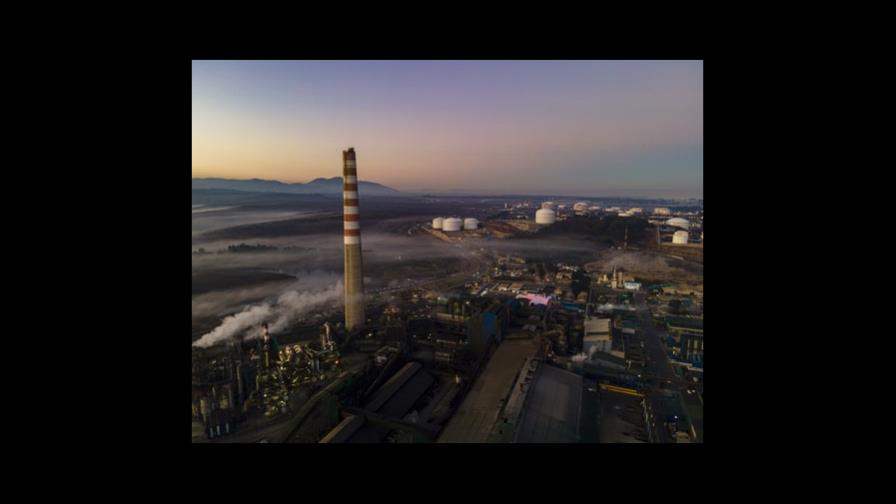 Cierra fundición estatal de cobre en Chile que contaminó por décadas una bahía Cierra fundición estatal de cobre en Chile que contaminó por décadas una bahía