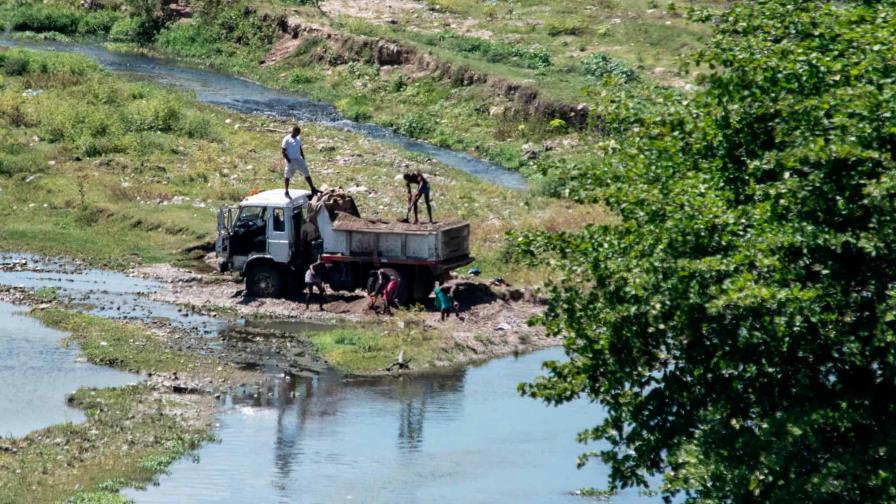 Hieren a teniente coronel durante operativo contra extracción de agregados en río Haina