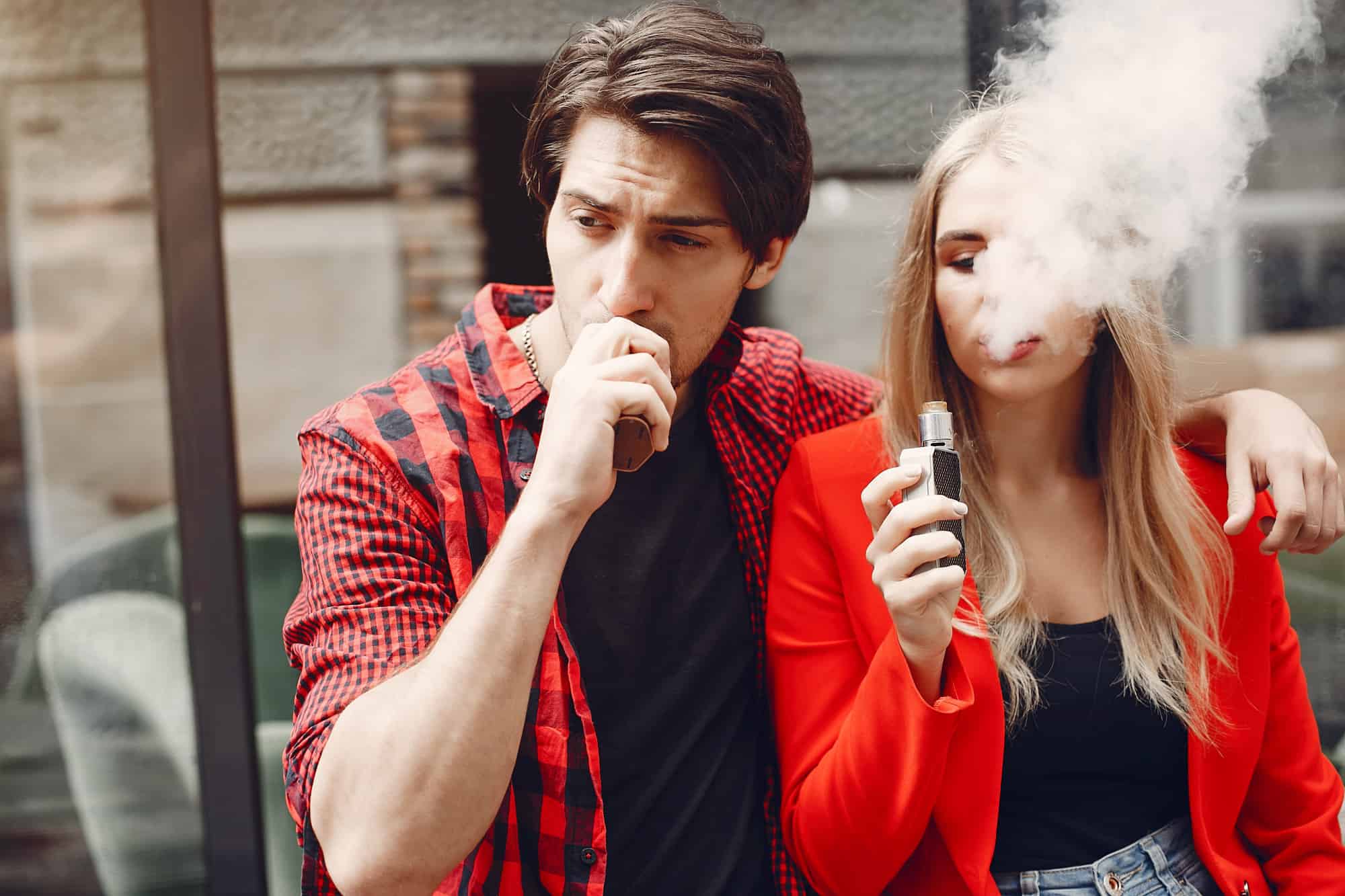 Más adolescentes adictos a cigarrillos electrónicos con altas dosis de  nicotina - KFF Health News