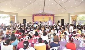 Diputado celebra Día de las Madres con decenas de mujeres de SDE