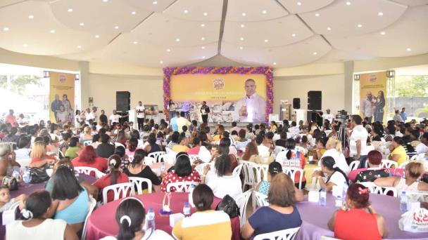 Diputado celebra Día de las Madres con decenas de mujeres de SDE