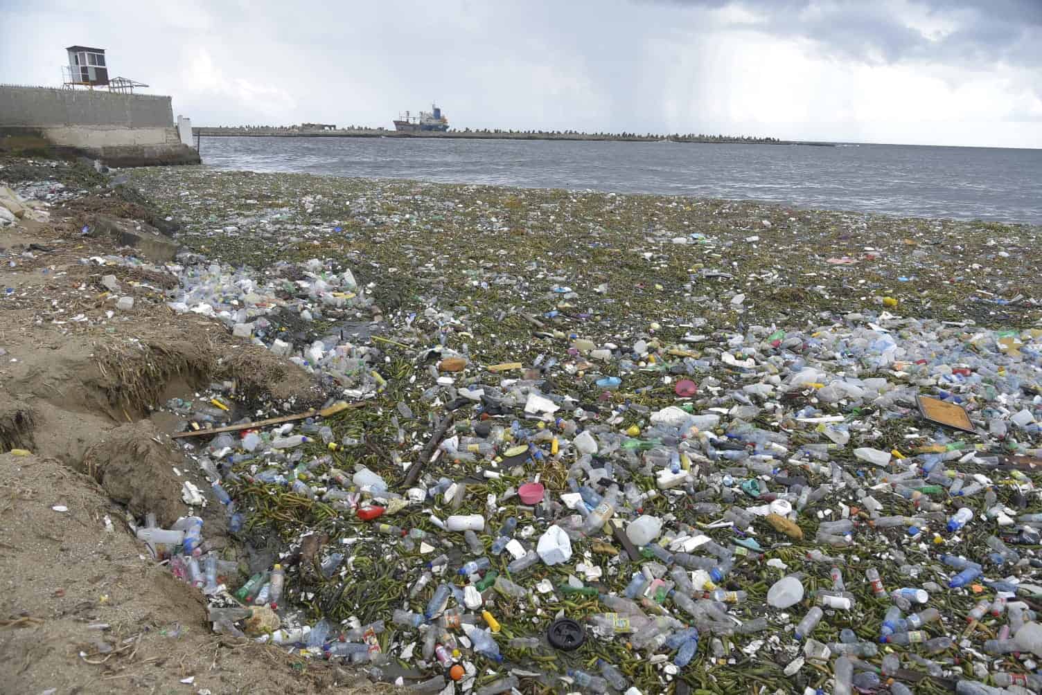 La playa Montesino ahogada con la basura.