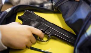 Menor dispara arma en escuela de educación básica en México y lesiona a conserje