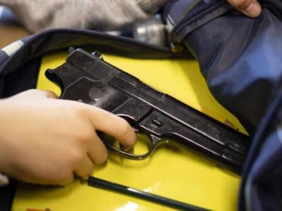 Menor dispara arma en escuela de educación básica en México