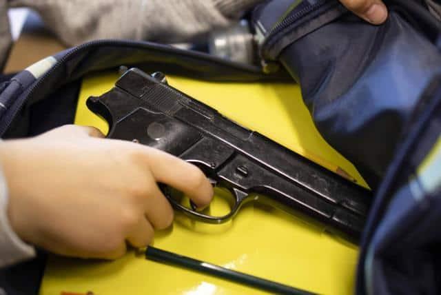 Menor dispara arma en escuela de educación básica en México y lesiona a conserje
