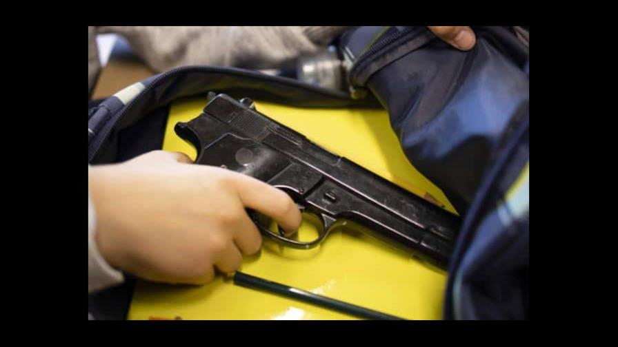 Menor dispara arma en escuela de educación básica en México y lesiona a conserje