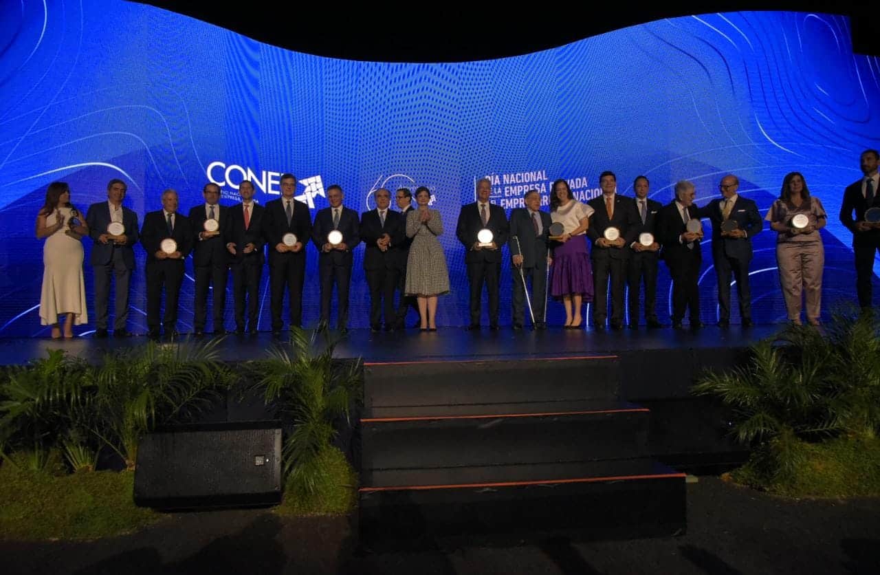 Personalidades reconocidas durante el acto de celebración de la organización empresarial.
