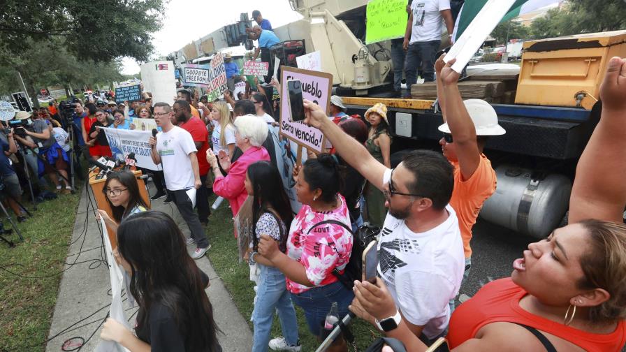Una marcha pacífica se une en Florida al paro nacional Un día sin inmigrantes Una marcha pacífica se une en Florida al paro nacional Un día sin inmigrantes