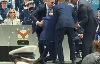 VIDEO| Se cae el presidente Biden en un evento en Colorado