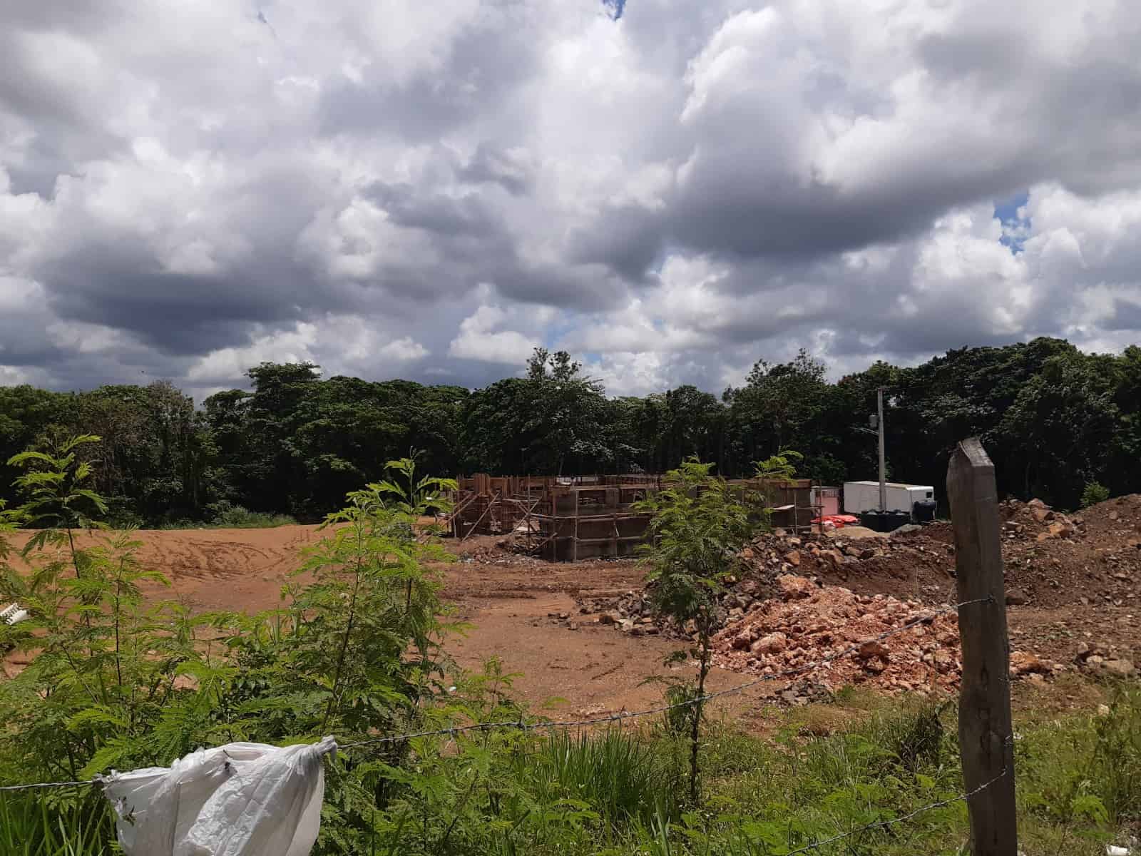 Cerca del lugar está el río  del 22.