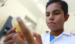 Con 12 años, un adolescente concluyó una maestría en biología molecular