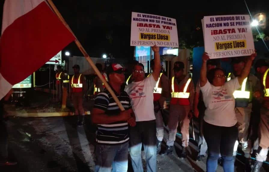 Manifestantes protestan contra el premio a Mario Vargas Llosa, el 19 de septiembre de 2016.