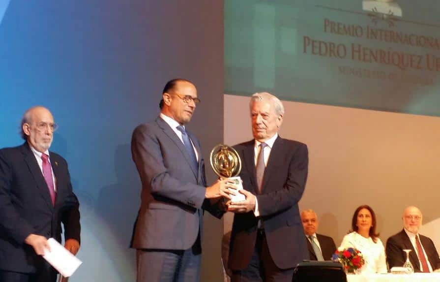 Mario Vargas Llosa recibiendo el Premio Internacional Pedro Henriquez Ureña, el 19 de septiembre de 2016, por el entonces ministro de Cultura, José Antonio Rodríguez