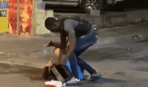 Video | Policía municipal golpea y apuñala salvajemente a un limpiabotas en Higüey