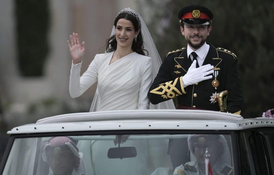 Príncipe heredero de Jordania se casa con arquitecta saudí en ceremonia llena de estrellas