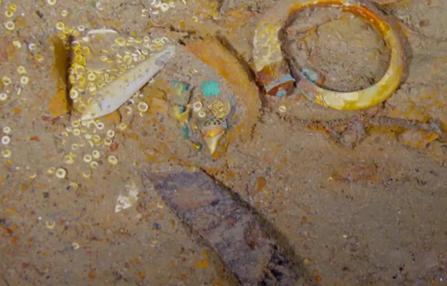 Encuentran un collar de oro con dientes de tiburón entre restos del Titanic